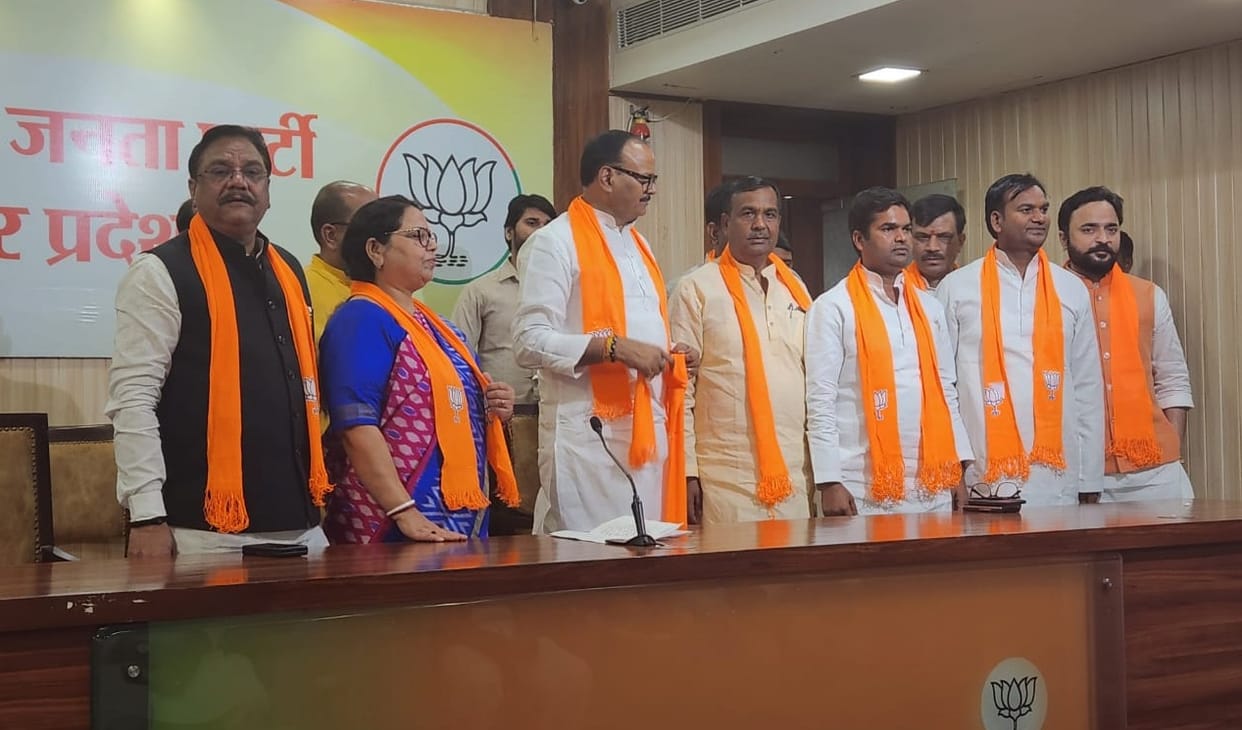 SP got a huge blow, four leaders including former MP joined BJP, were considered very close to Netaji