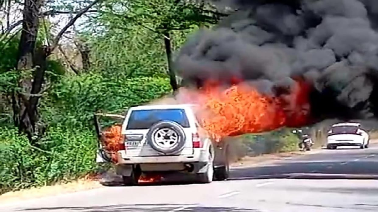 Fire in a moving car in Fatehabad, car got burnt, driver saved his life by jumping