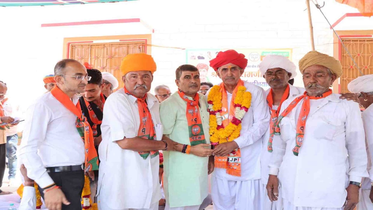 Sirohi: BJP candidate Lumbaram Chaudhary verbally attacked former Chief Minister Ashok Gehlot.