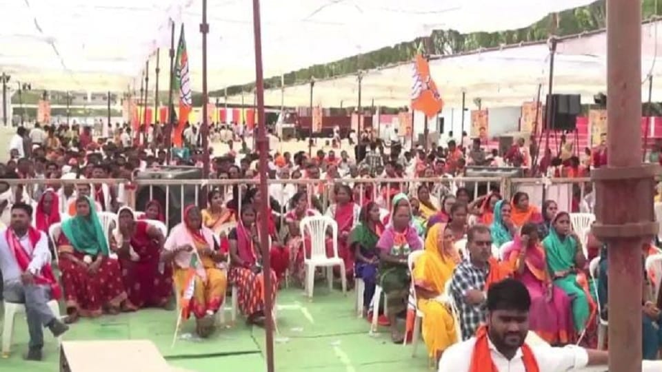 कवर्धा के सरदार पटेल मैदान में हो रही जनसभा