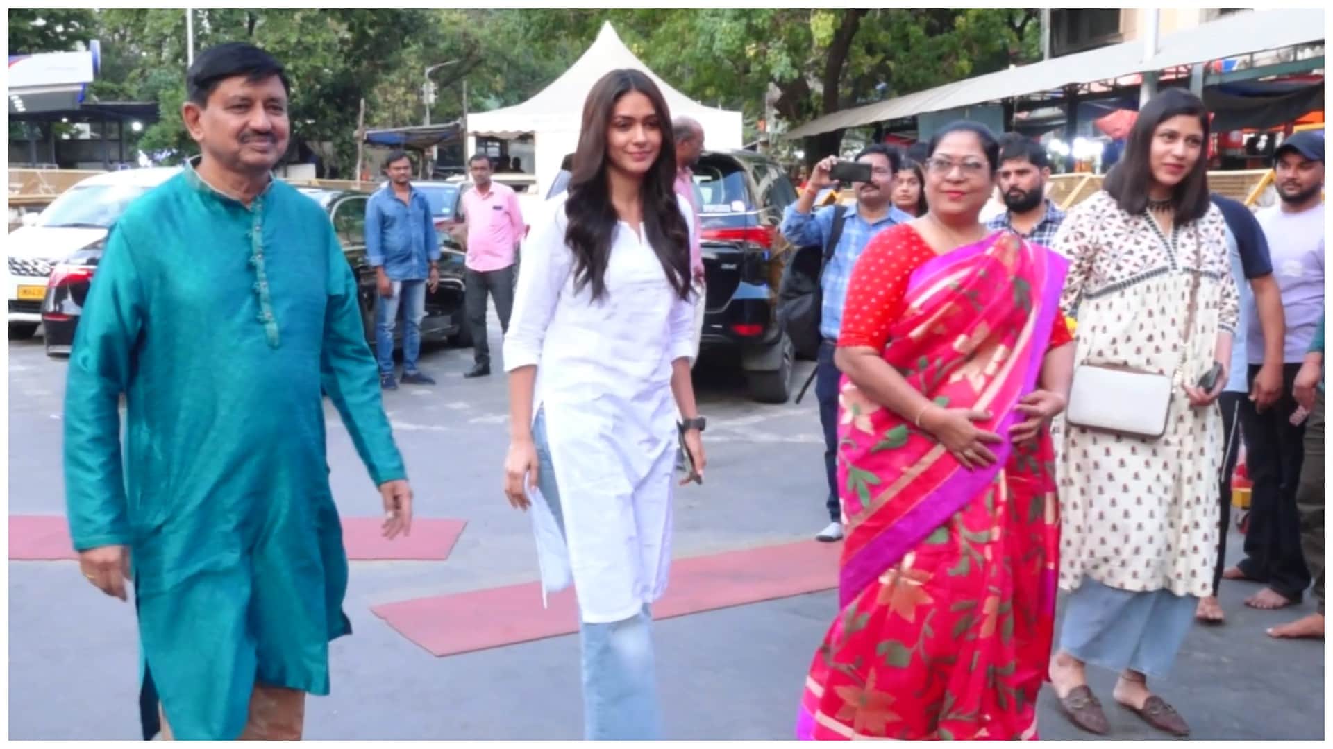 Mrunal Thakur Visit Siddhivinayak Temple With Family to seek Blessing on Vijay Deverakonda Family Star Release