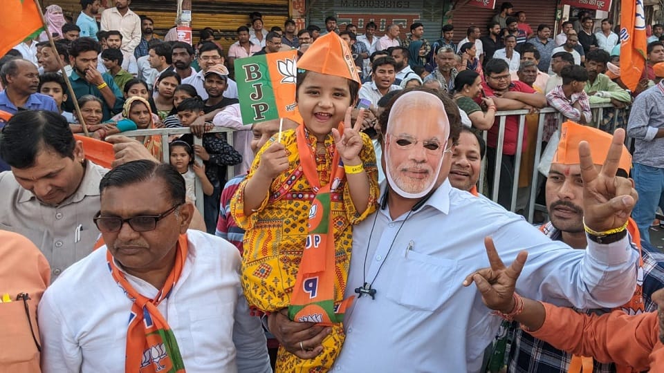 PM Modi in Ghaziabad BJP Road Show CM Yogi UP Lok Sabha Election News in Hindi