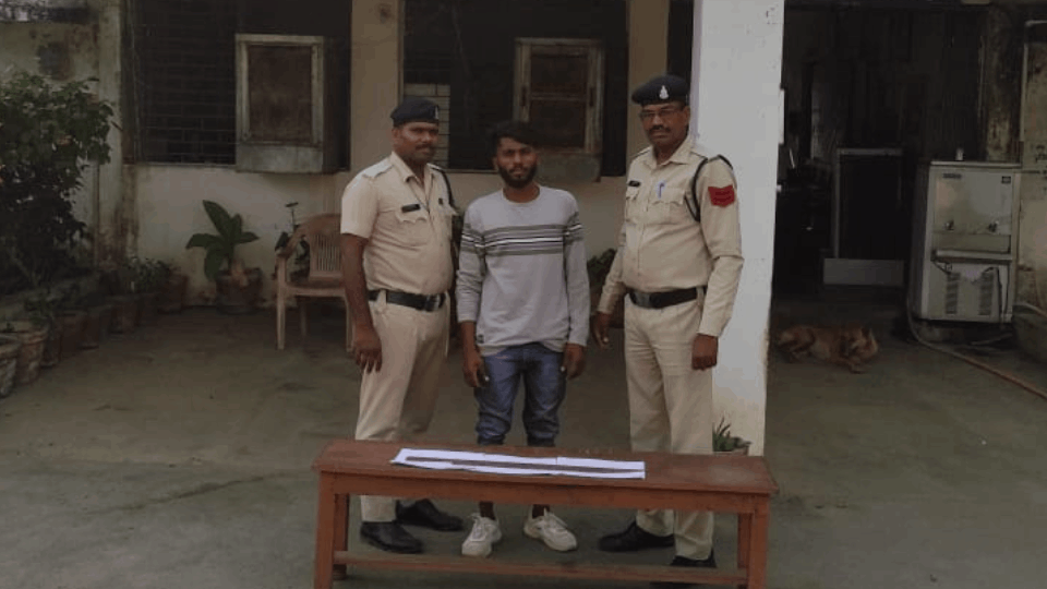 पुलिस की गिरफ्त में आरोपी