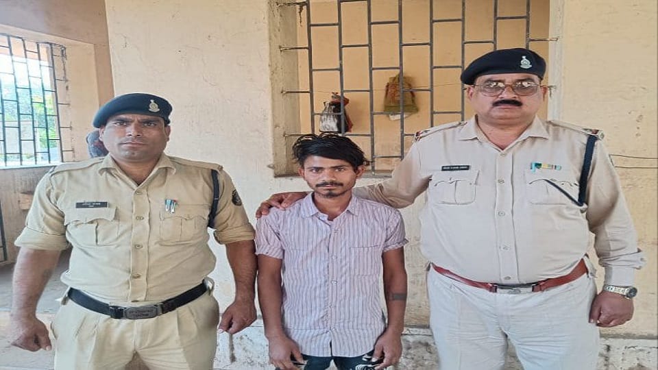 पुलिस की गिरफ्त में आरोपी