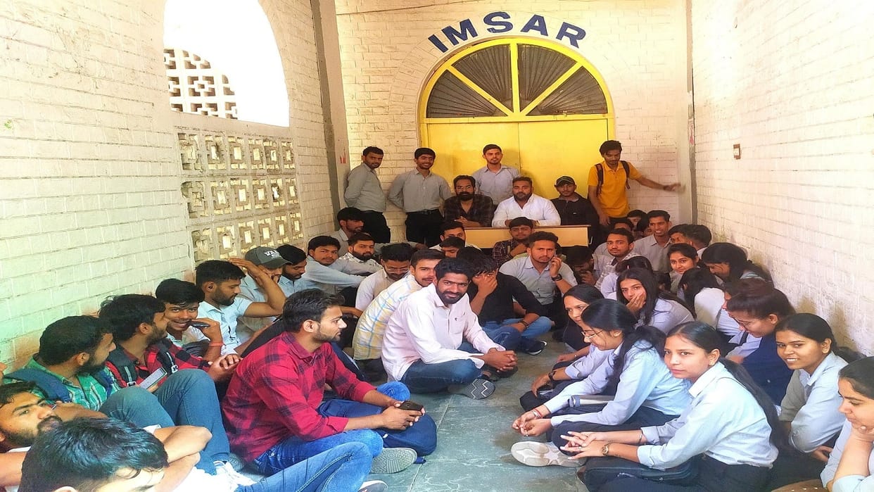 Fee portal of Rohtak MDU stalled, fine imposed on students, angry students locked IMSAR