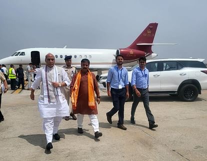 केंद्रीय रक्षा मंत्री राजनाथ सिंह का वाराणसी बाबतपुर एयरपोर्ट पर बीजेपी नेताओं ने स्वागत किया