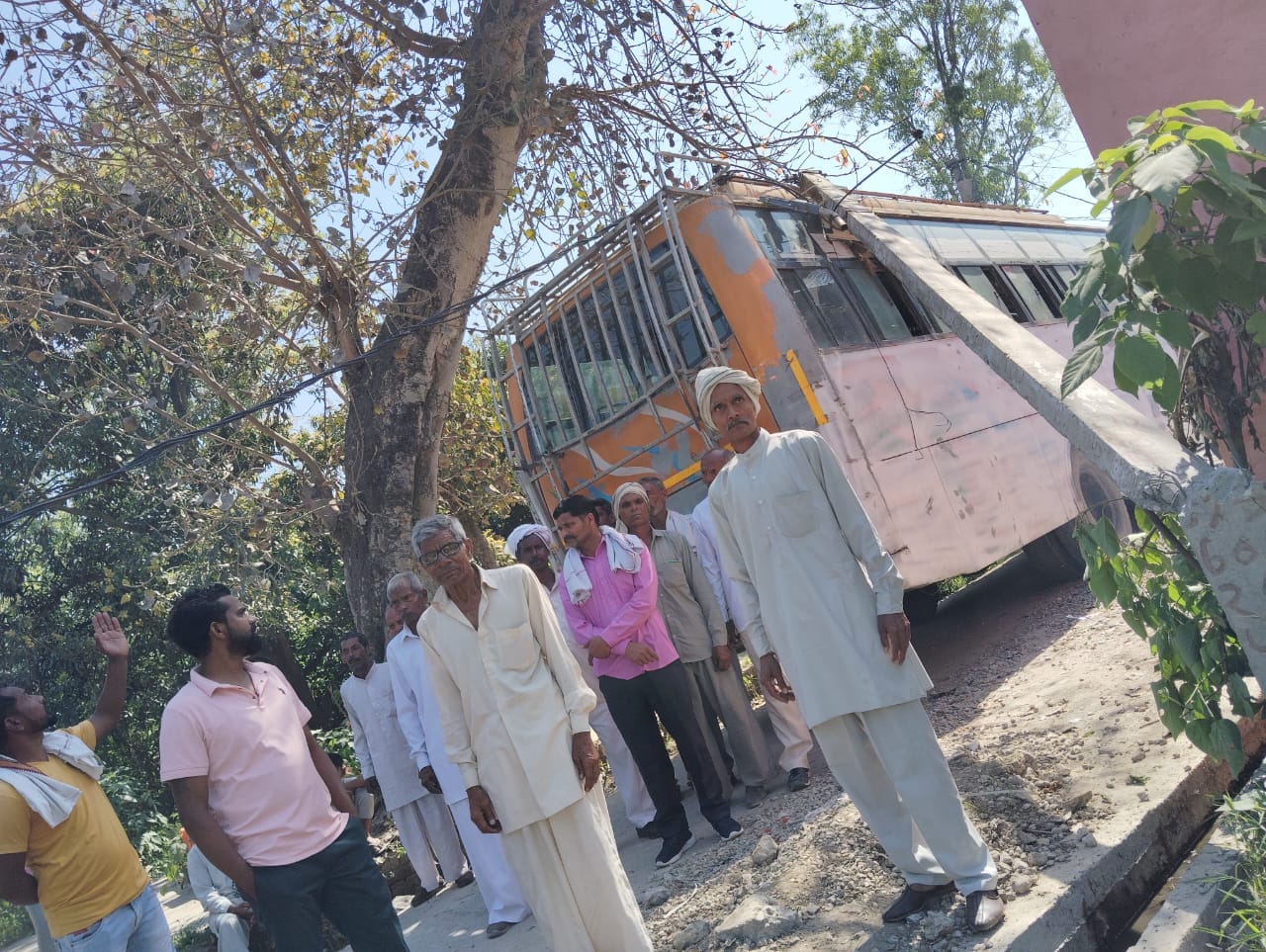 Electric current spread in bus in Saharanpur and carrying workers during PM Modi rally
