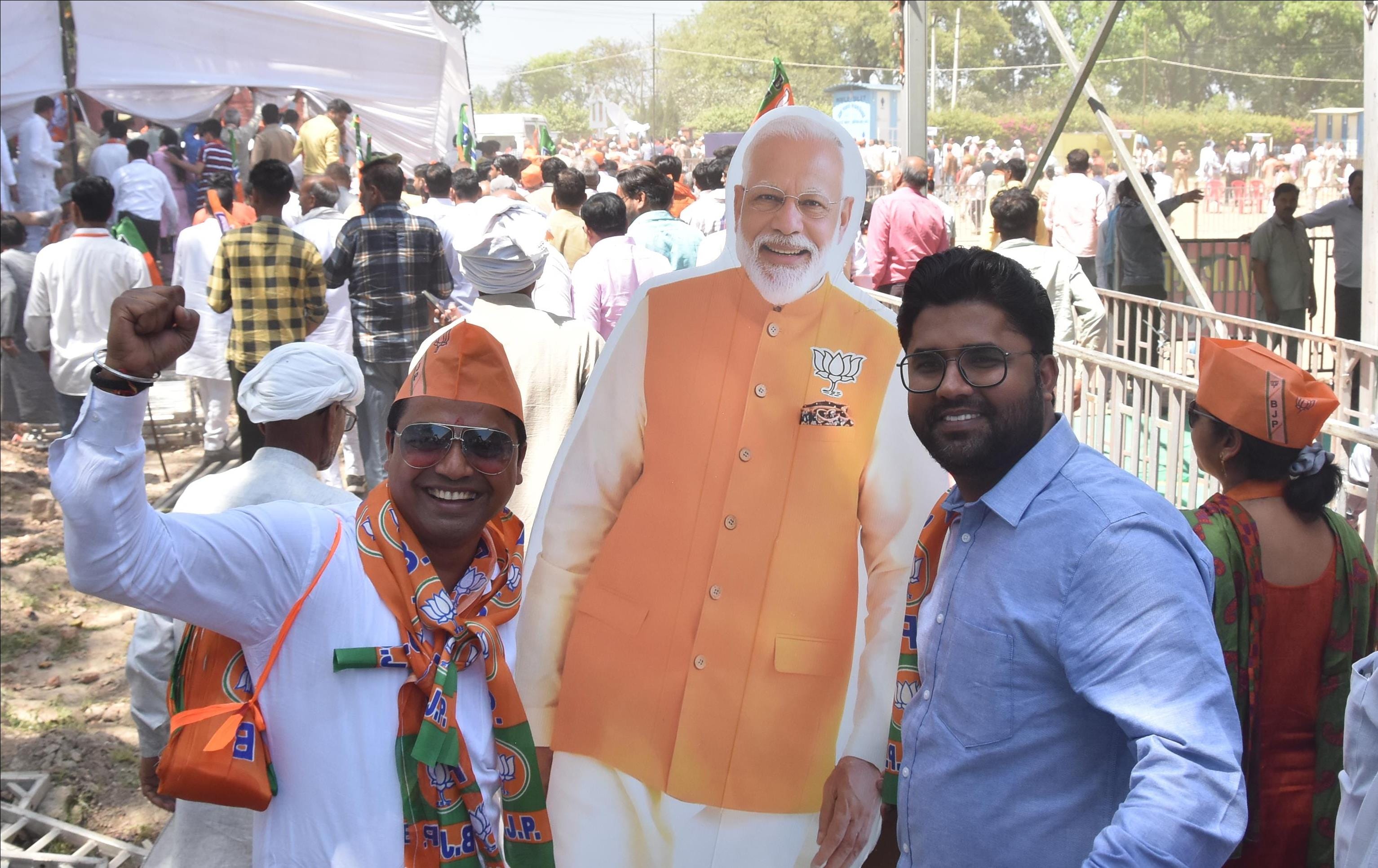 Enthusiasm was seen among elders and children in PM Modi rally in Saharanpur, see pictures