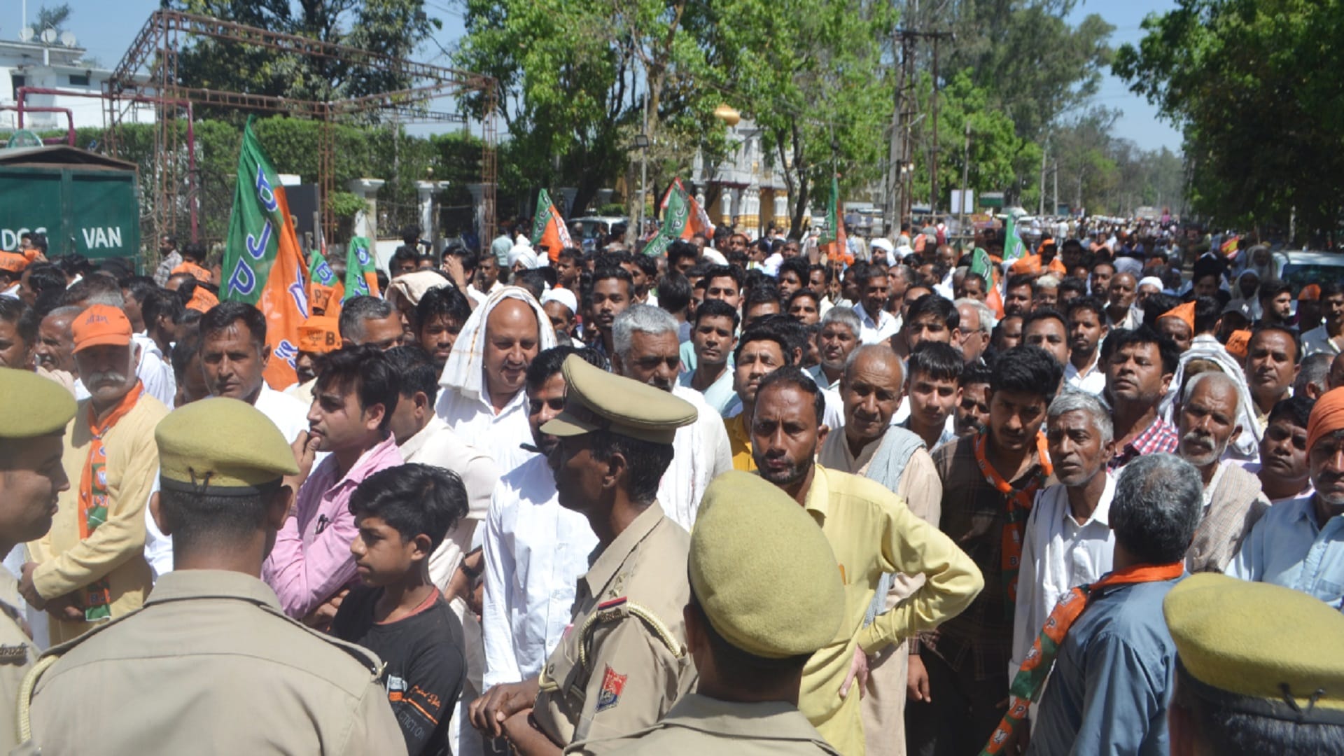 Electric current spread in bus in Saharanpur and carrying workers during PM Modi rally