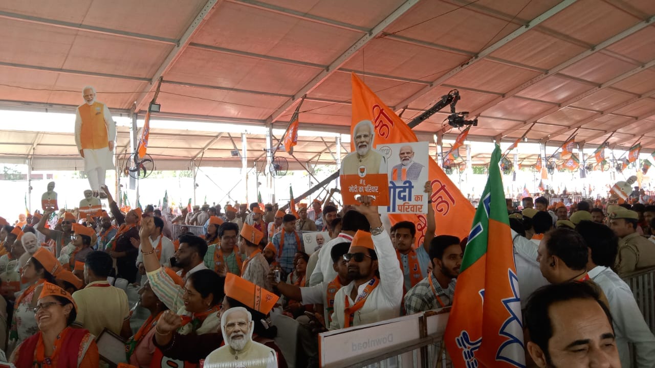Muslims reached with cut out of Main hoon modi ka pariwar in PM Modi Rally in Saharanpur