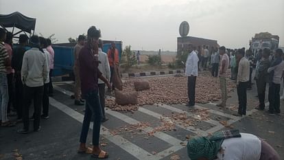 Tragic accident in Mainpuri Truck collides with tractor from behind two killed Accused driver absconding