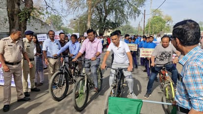 Damoh Collector Rides on a bicycle For voting awareness, Played Cricket With Children