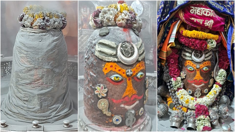 Ujjain News: Baba Mahakal dressed in Bhasmarti wearing a garland of mundus