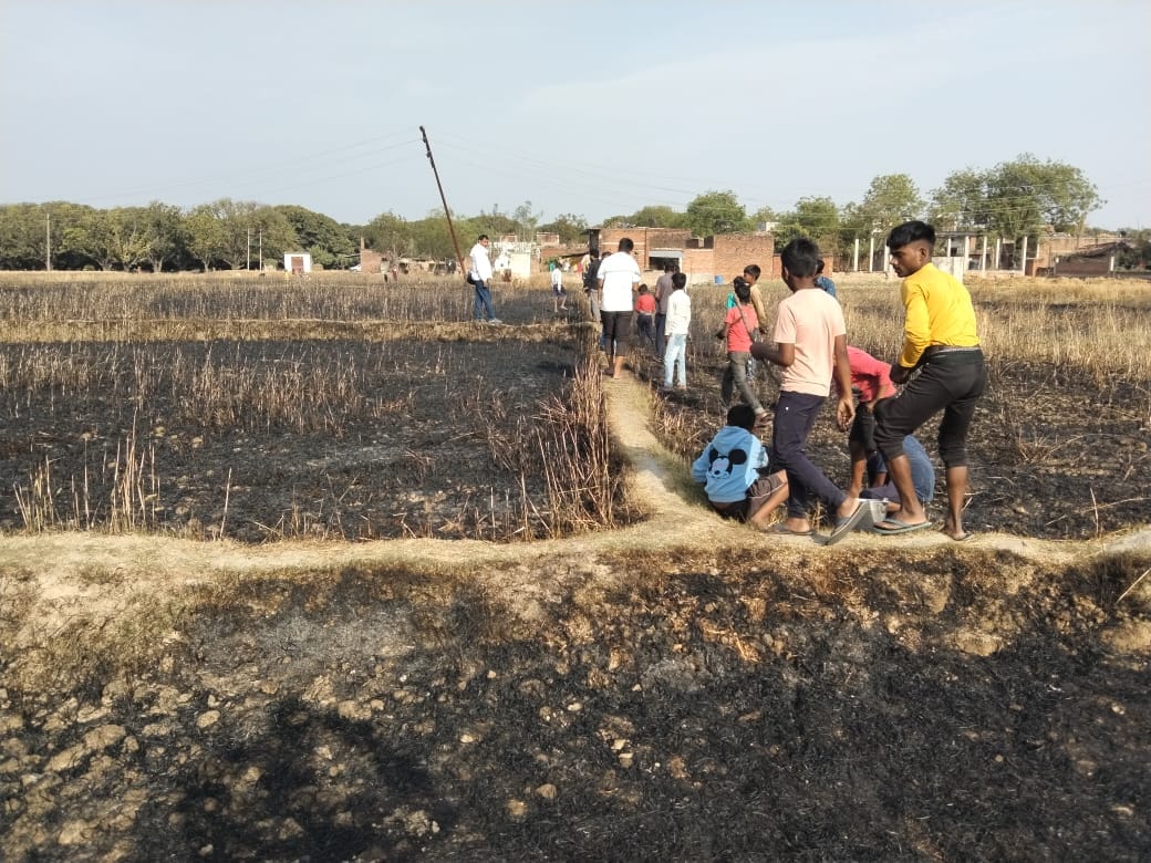 fire in Varanasi wheat standing in 5 bighas and 10 biswas burnt to ashes