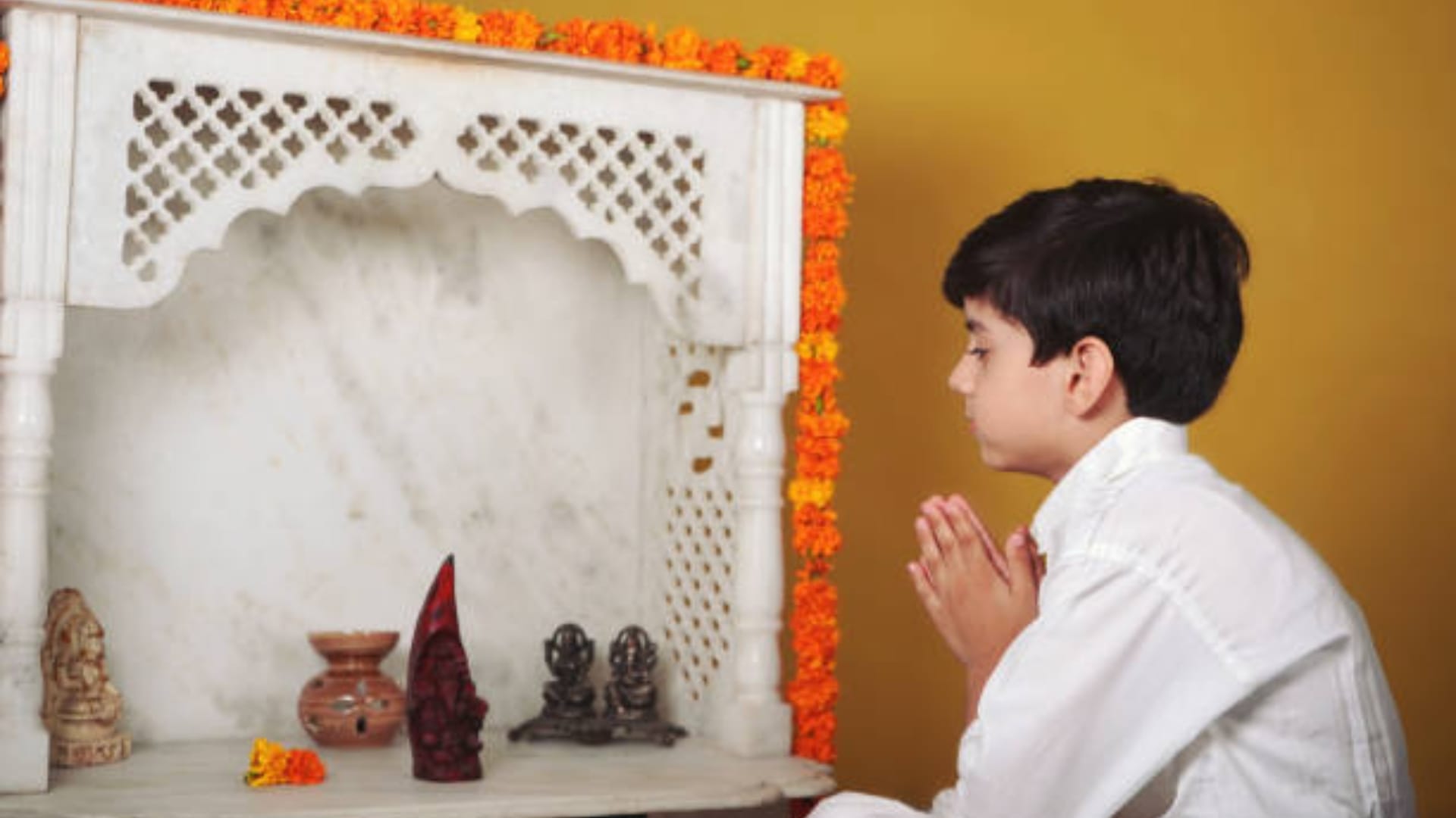 Vastu Tips can pictures of ancestors be kept in puja room know vastu niyam in hindi