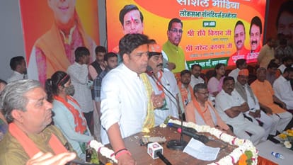 Lok Sabha Election fans surrounded Ravi Kishan so much he jumped from stage in Agra and said Save me