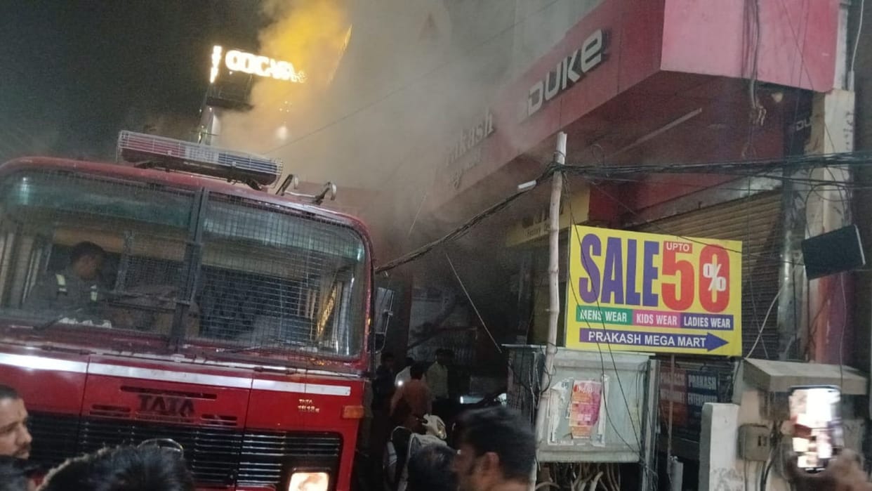Fire broke out shoe showroom in varanasi goods worth lakhs rupees burnt