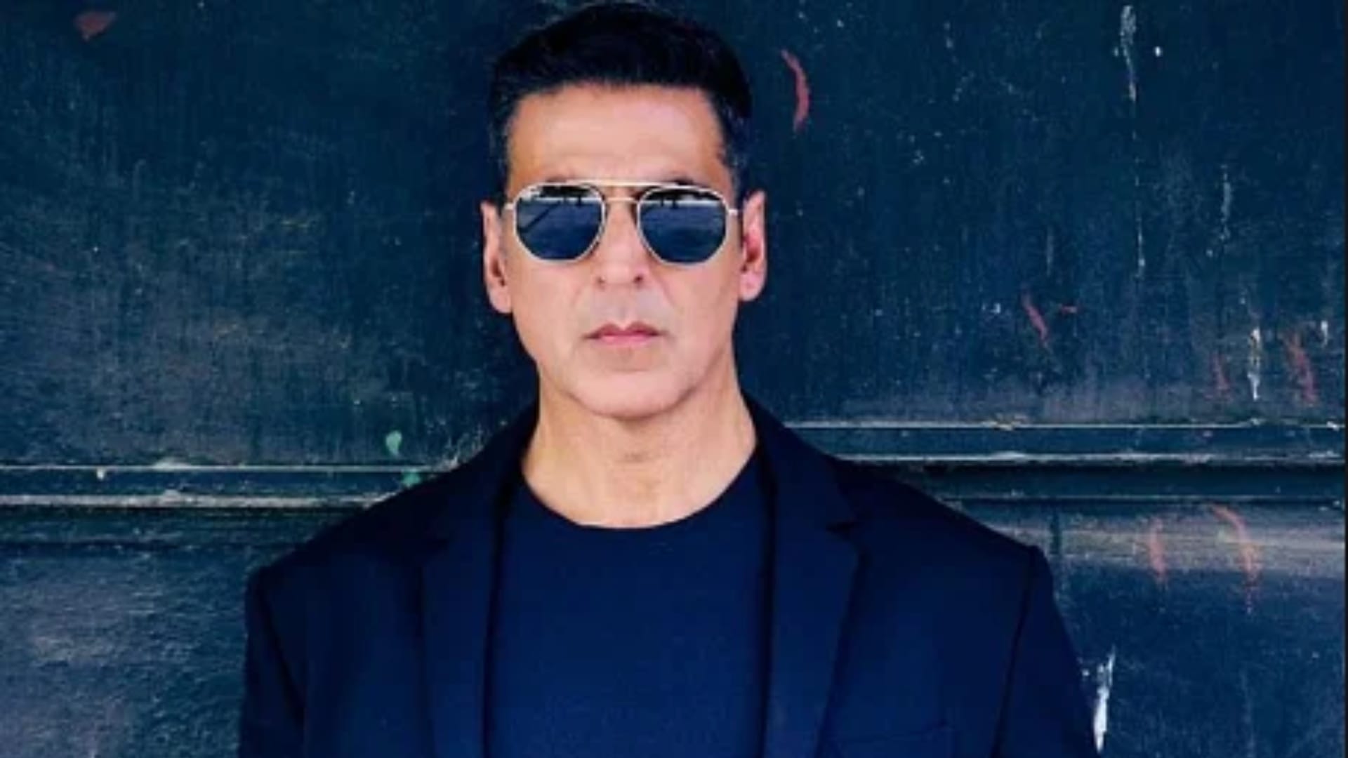 Sky Force Actor Akshay Kumar Marathi film Vedat Marathe Veer Daudle Saat Shoot halted due to budget Problems
