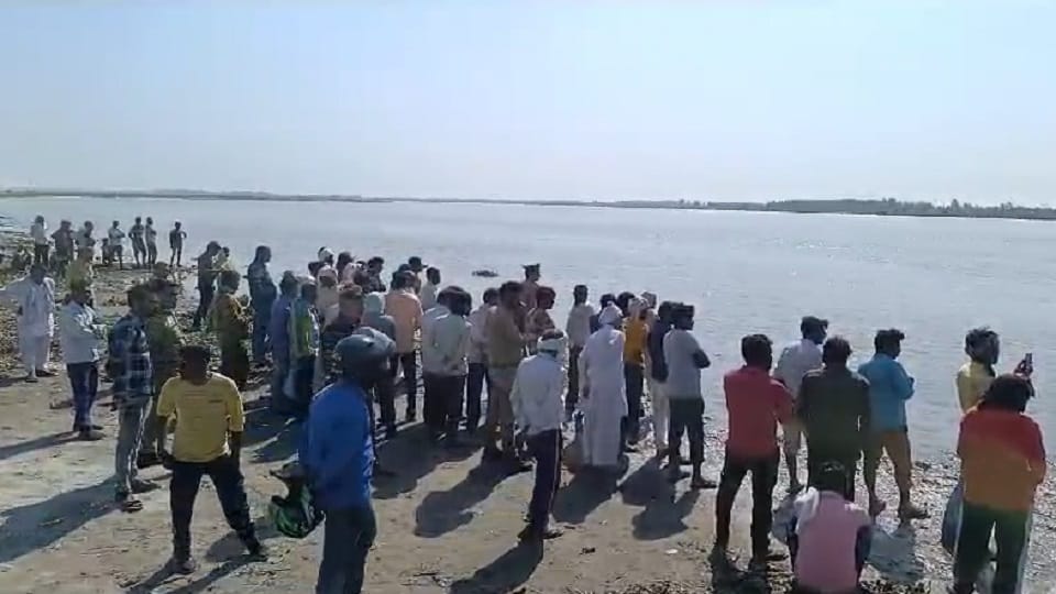Amroha: Three youth drowned in Ganga, two saved by divers, one died