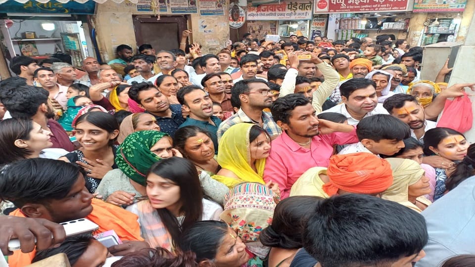 scorching heat rush of devotees in Banke Bihari temple darshan took place amidst difficulties