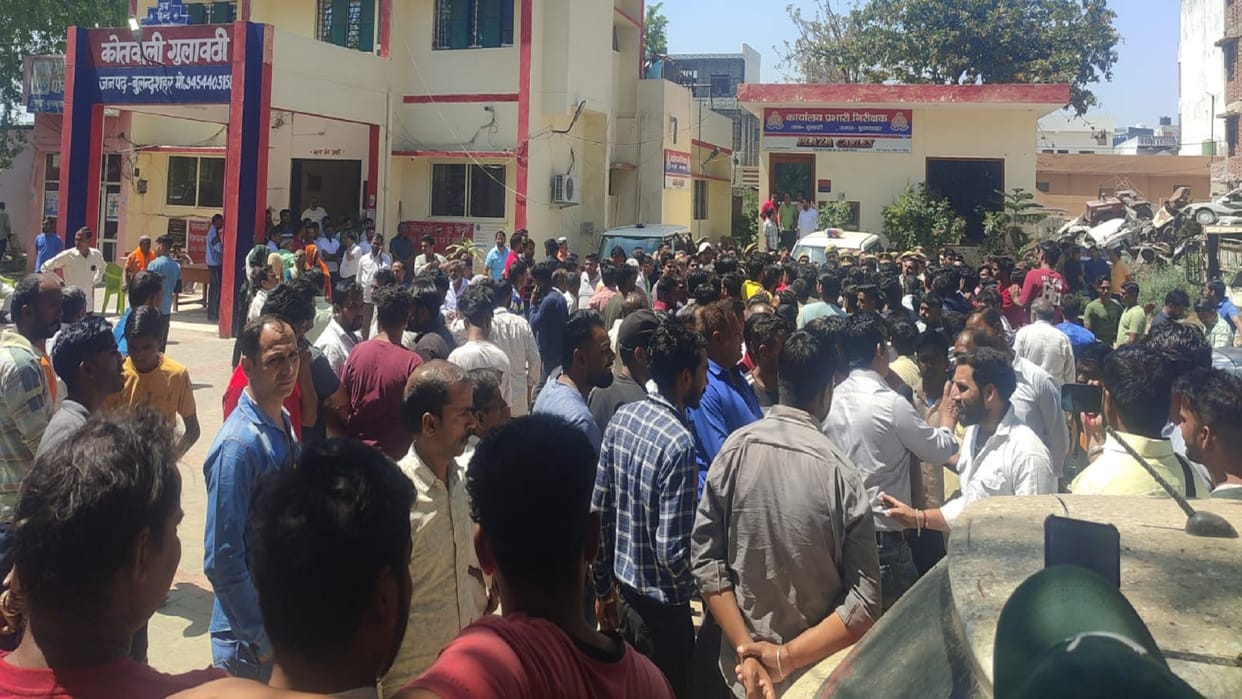 Boiling oil was poured on a minor due to a minor dispute angry people blocked road In Bulandshahr