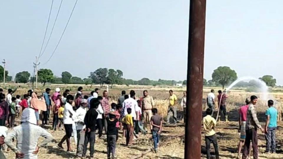 seven bighas of wheat crop got burnt due to spark coming from HT line wire on field In Agra