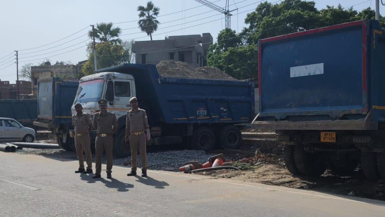 Gorakhpur Cantt Police seizes 7 speeding dumpers running around Golghar
