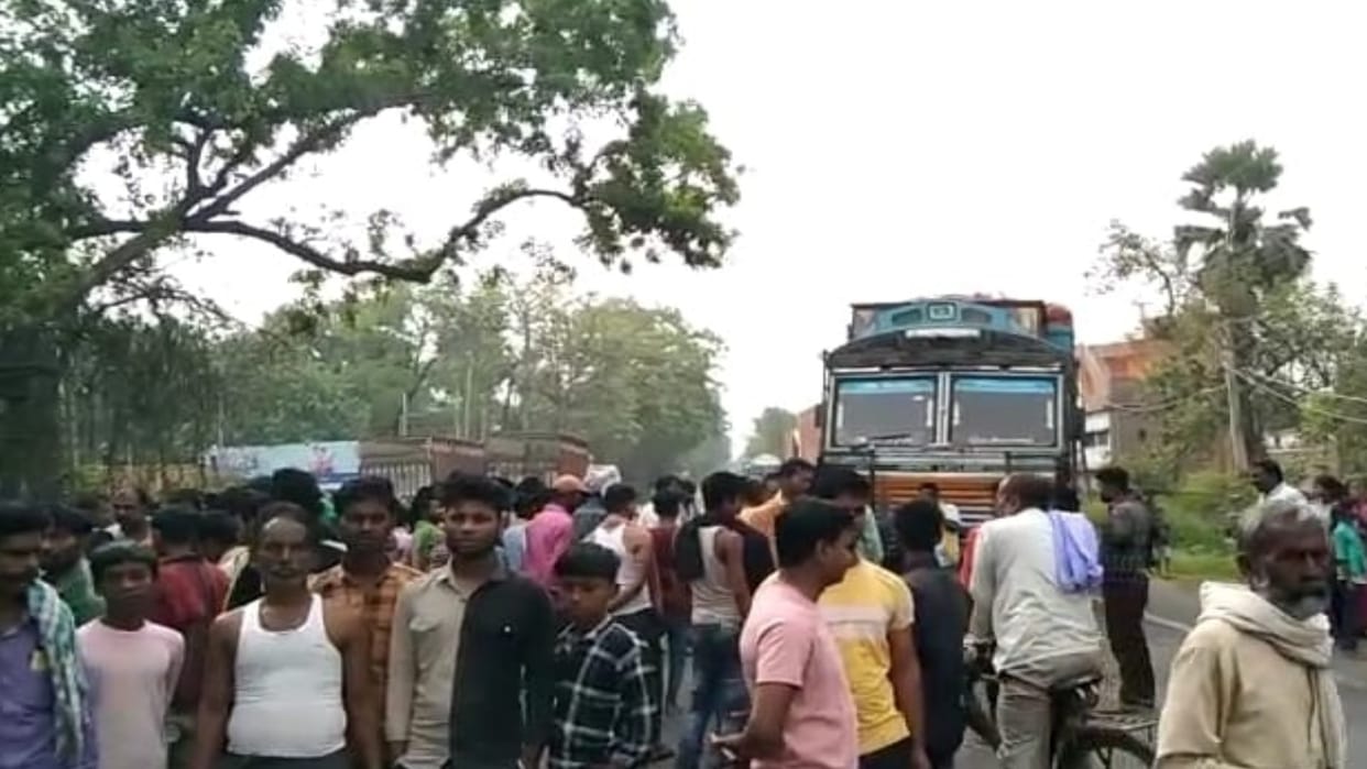A woman who was going to sweep the electricity office was crushed to death by a vehicle