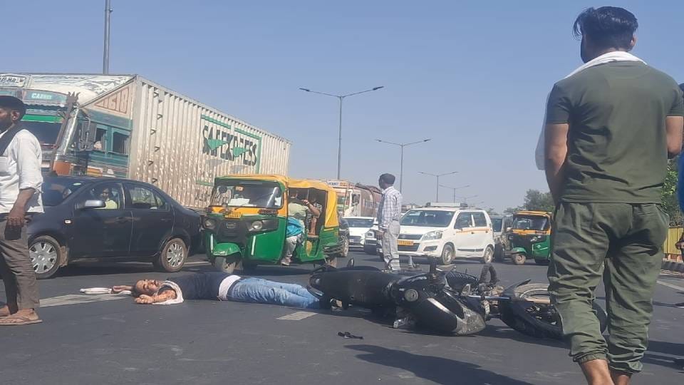Bike rider dies while companion condition critical in collision with truck in Agra