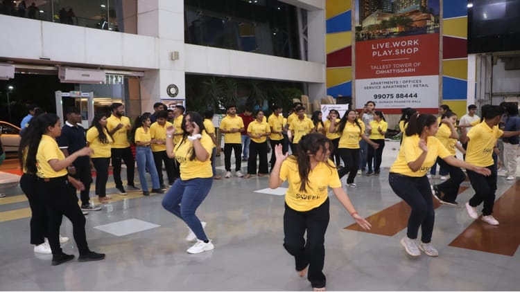 Raipur News: स्टूडेंट्स ने मॉल में किया फ्लैश मॉब, नुक्कड़ नाटक और डांस से की शत प्रतिशत वोटिंग की अपील