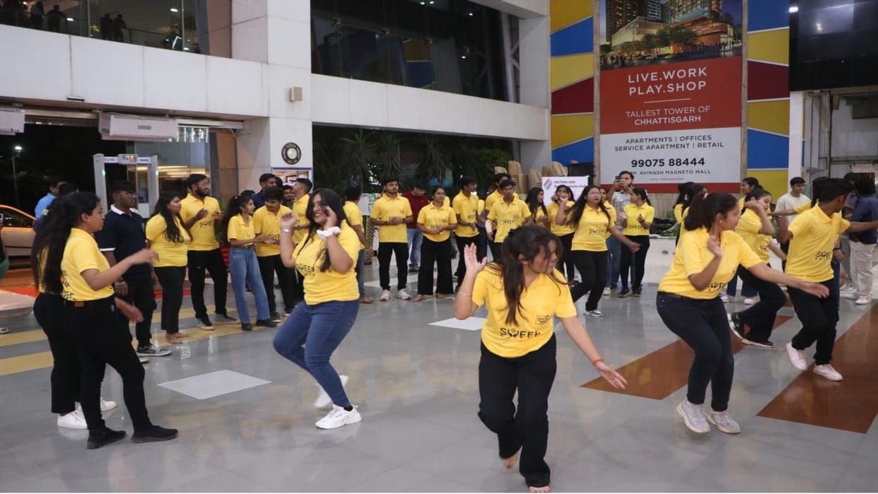 Raipur News: Students appealed for 100% voting through flash mob, street play and dance in the mall