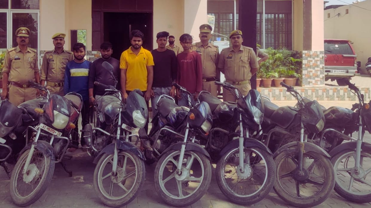 Azamgarh police arrested five thieves Seven bikes recovered