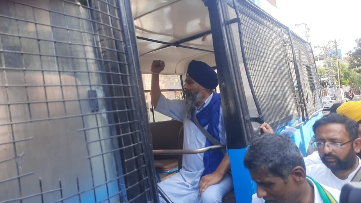 Kisan Andolan: Police fired tear gas shells... march averted