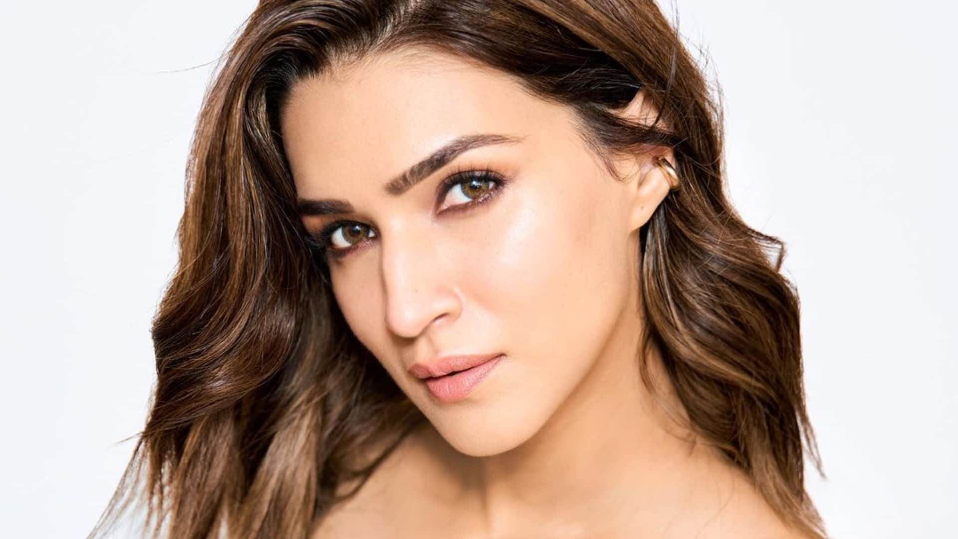 Actress Trained classical Dancers madhuri dixit priyanka chopra kriti sanon Aishwarya Rai radhika hema malini