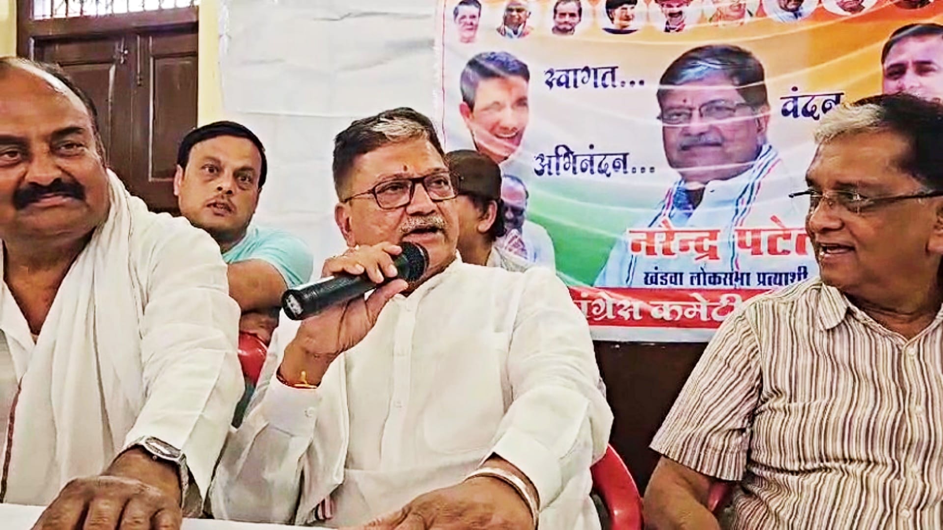 मीडिया से बातचीत के दौरान कांग्रेस नेता नरेंद्र पटेल