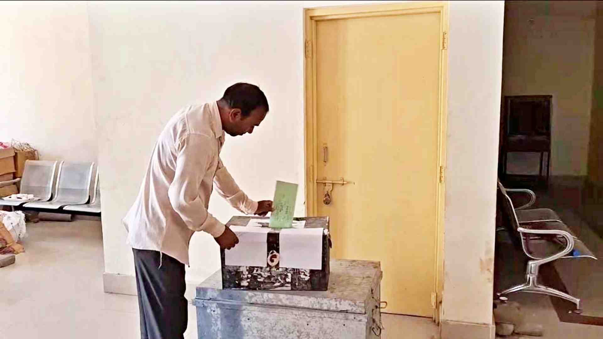 मतदान करते ड्यूटी पर तैनात जवान।
