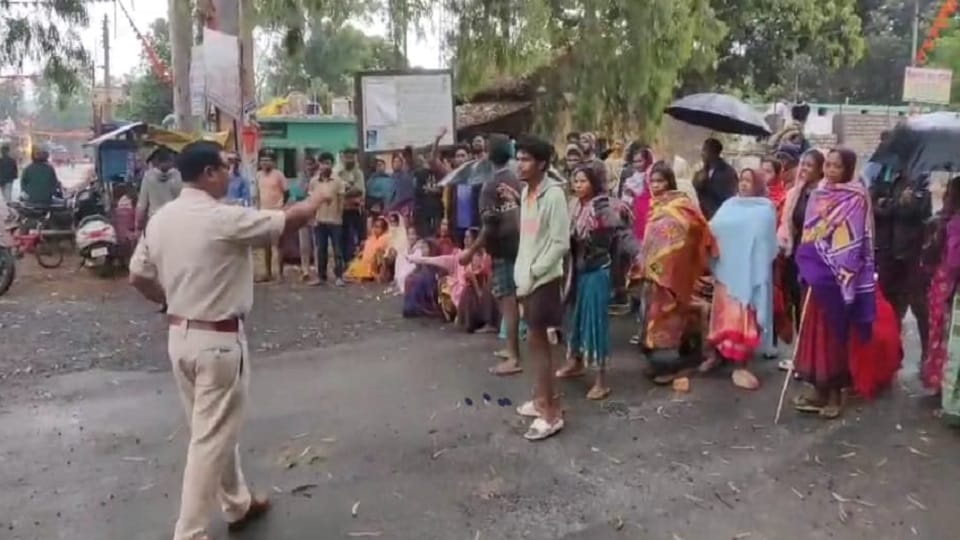 Undertrial prisoner died during treatment villagers blocked the road in Jashpur