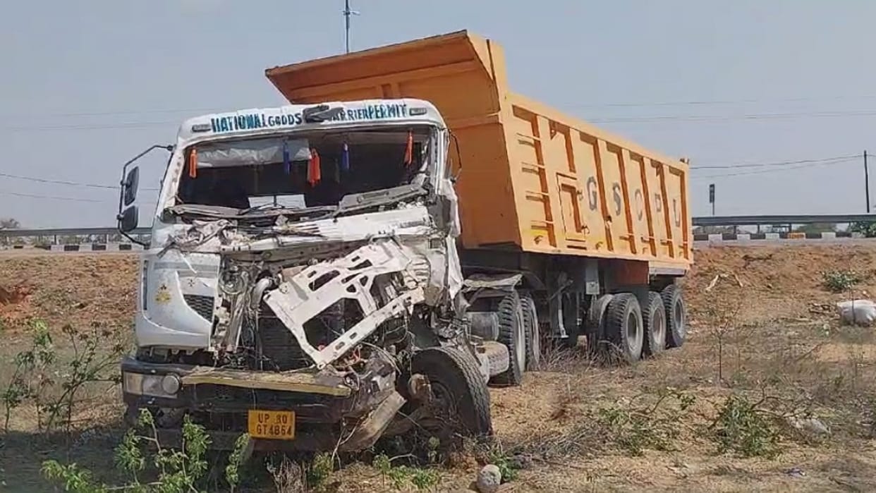 Niwari: A head-on collision between a dumper and two pickups in Niwari, one person dead, one injured