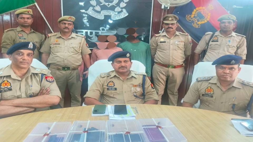 police arrested Two interstate thieves in Mainpuri 33 stolen mobile phones recovered from their possession