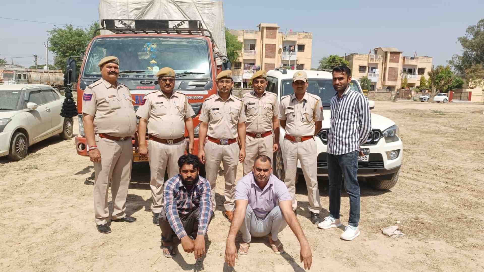 पुलिस की गिरफ्त में आरोपी।
