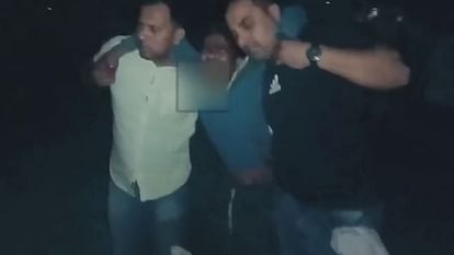ज्वैलर्स की दुकान से बैग छिनैती: पुलिस मुठभेड़ में फरार बदमाश के लगी गोली, साथी भाग निकला Absconding criminal shot in police encounter