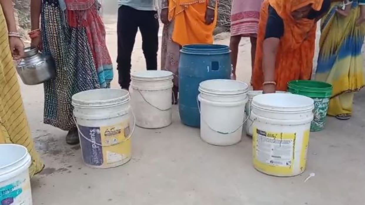 Sawai Madhopur News: Water shortage started increasing with the heat, women warned the water supply department