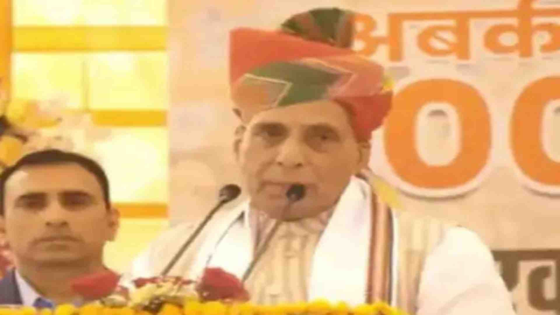 रक्षामंत्री राजनाथ सिंह झुंझुनू में जनसभा करते हुए।