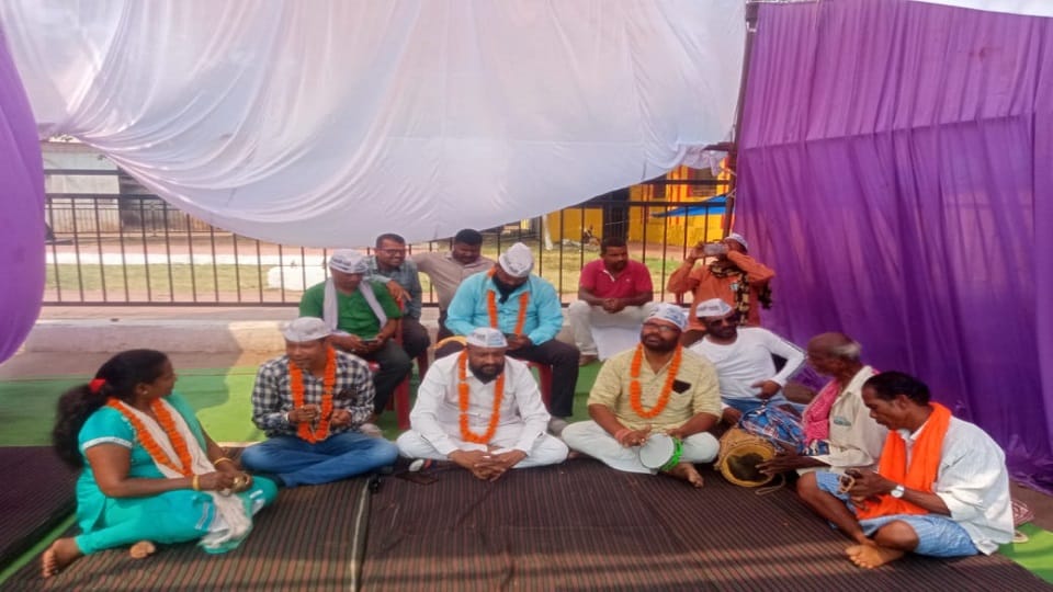 AAP mass fast in protest against Kejriwal arrest in Jagdalpur
