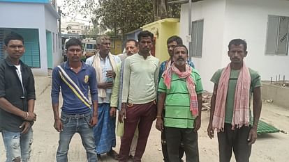Begusarai: तेज रफ्तार अज्ञात वाहन ने एक व्यक्ति को कुचला, मौत की खबर सुन परिजनों में मचा कोहराम A speeding unknown vehicle crushed a person