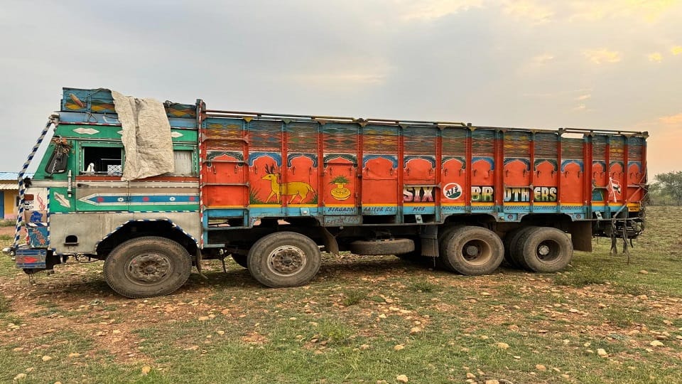 Police arrested three cow smugglers were taking cattle from Raipur to MP in a truck in Kabirdham