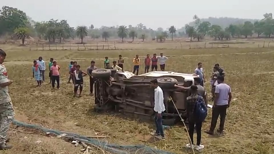 vehicle going to pick up the officers from Delhi overturned three people injured in the incident in Jagdalpur