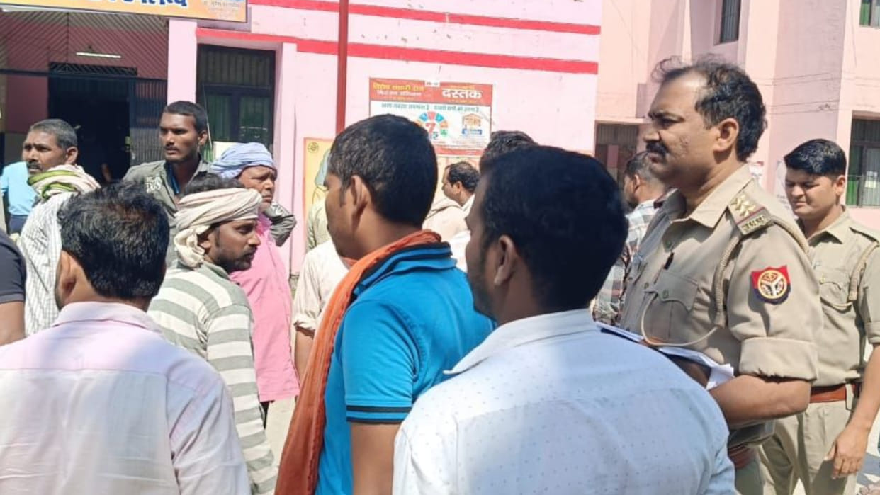 The roof of a house was being demolished in Deoria and an accident occurred. Father dies, son injured