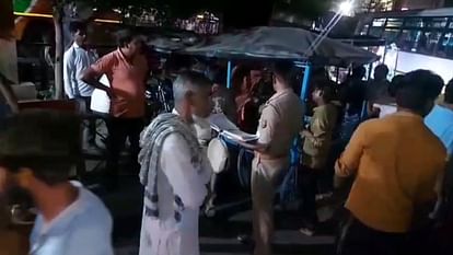 UP: प्रेमी के साथ चली न जाए नाबालिग बेटी... मां ने ठेले पर जंजीर से बांधा; वीडियो वायरल हुई तो दौड़ी पुलिस Woman tied minor daughter with chain in Jhansi