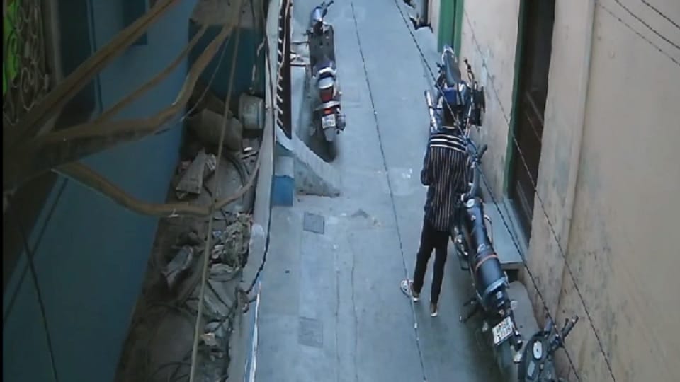 Meerut: Bike stolen at a distance of 50 meters from Sotiganj police post.